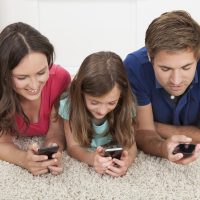 Familie beim Spielen auf dem Smartphone