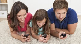 Familie beim Spielen auf dem Smartphone
