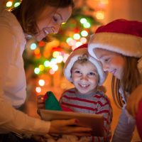 Familie mit Tablet an Weihnachten
