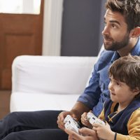 Vater und Sohn an der Spielekonsole