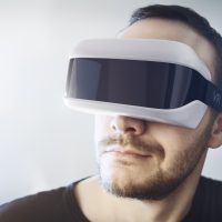 Applied Interactive TechnologiesMann mit Virtual Reality Headset