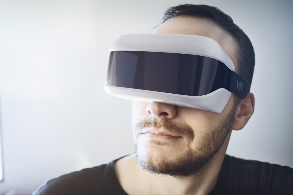Applied Interactive TechnologiesMann mit Virtual Reality Headset
