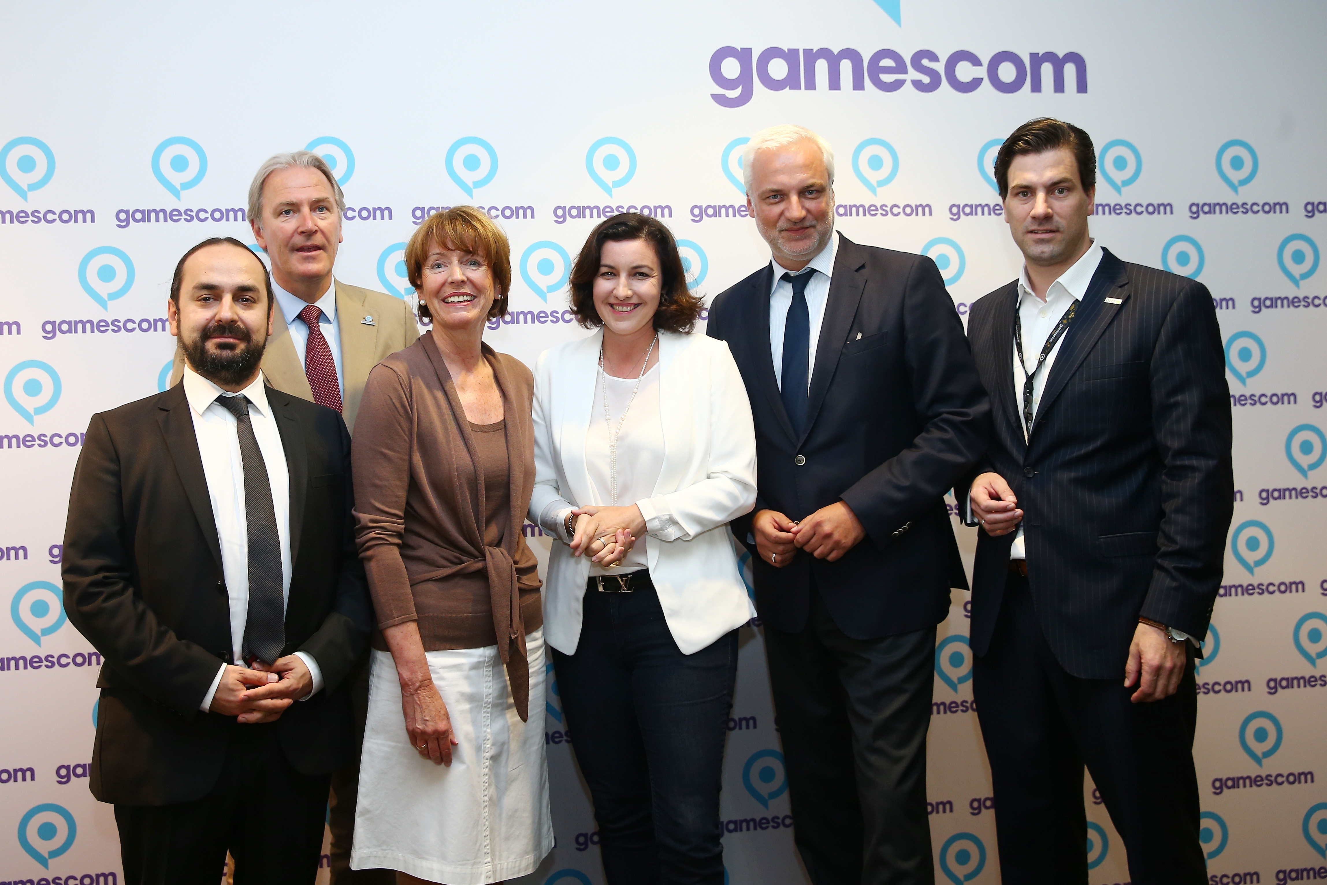 Kick-off for gamescom 2016: visiting politicians check out the latest trends