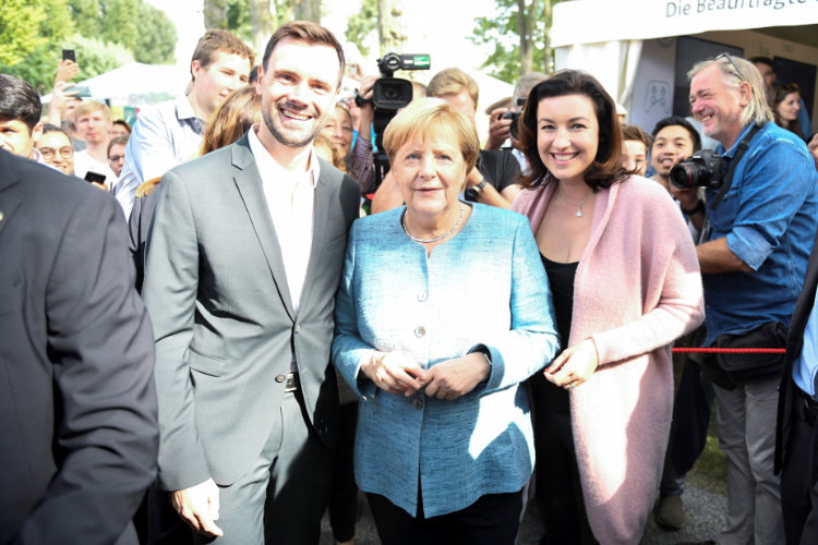 Merkel trifft Games-Branche am Tag der offenen Tür im Kanzleramt